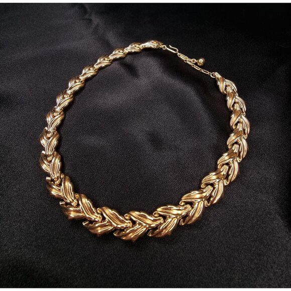 Trifari Jewelry - Vintage TRIFARI 1950s Gold-Tone Necklace With Textured Leaf Design